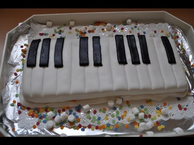 Klavier-Fondant-Torte mit Ganache.Keyboard.Piano Cake