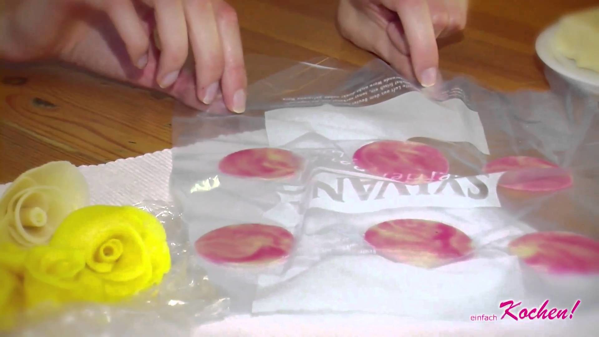 Rosa Marzipanrosen als Tortendekoration DIY Verzierung für Kuchen oder Hochzeitstorte