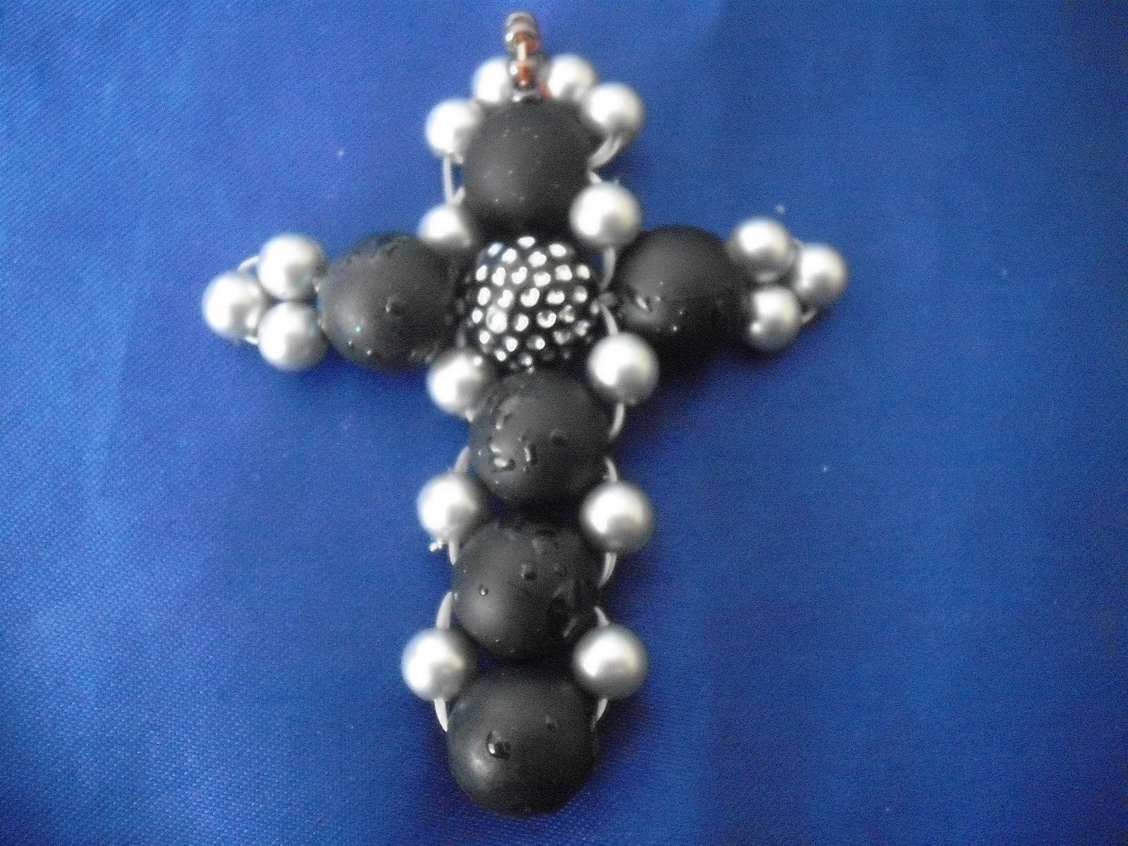 Kreuz aus Perlen Perlenschmuck beading