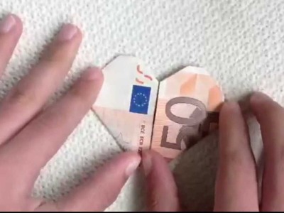Origami: Geld-Herz Basteln mit einem Geldschein