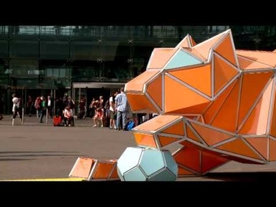 Riesige Origami-Tiger leuchten in Berlin