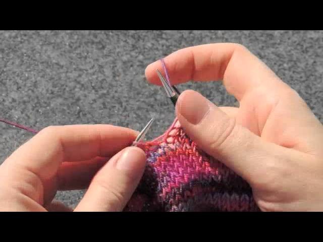 Stricken - Fadenführung rechts. english knitting