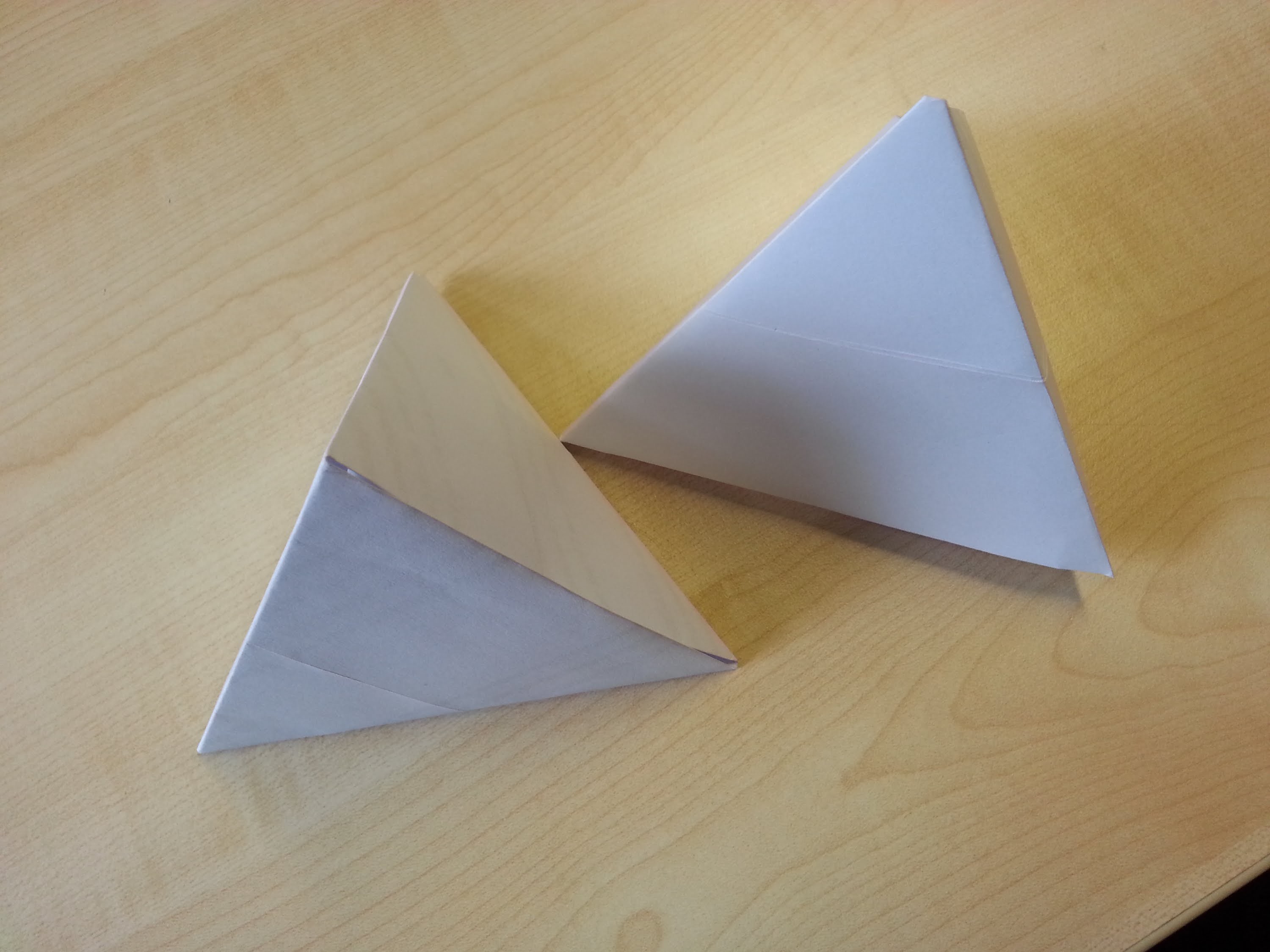 Schnell und ganz einfach -  eine Pyramide aus Papier