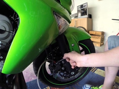 Motorrad Kawasaki ER6N wechsel Bremsflüssigkeit mit ABS vorne DIY HowTo Tutorial