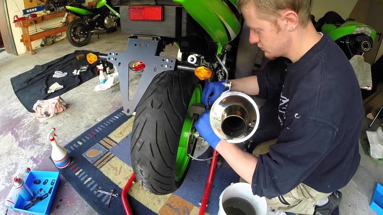 Motorrad Kawasaki ZX636A Wechsel Bremsflüssigkeit Hinten ohne ABS DIY HowTo Tutorial