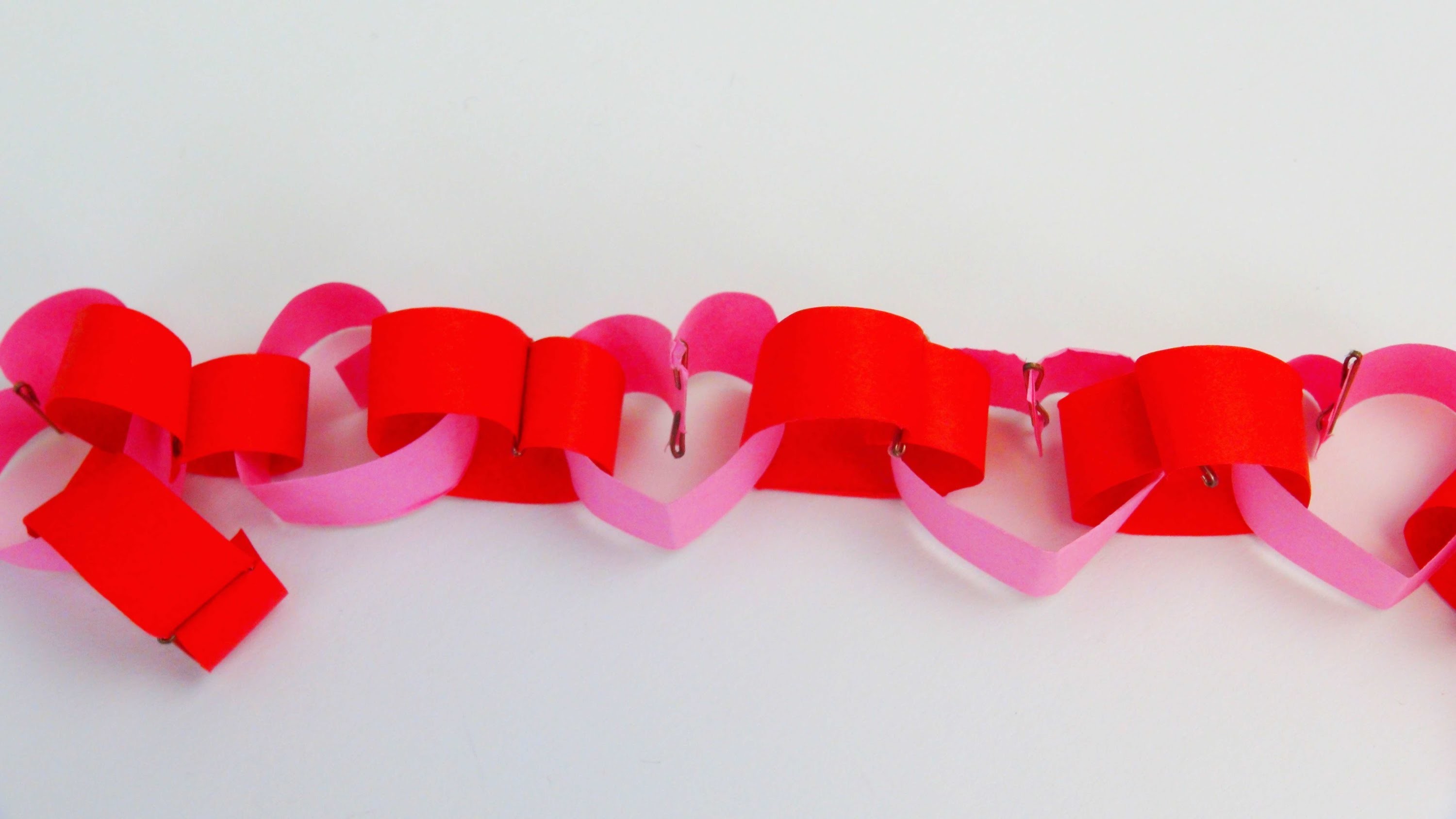 Valentinstag DIY Herzgirlande aus Papier falten und gestalten. Girlande. Kette Anleitung | deutsch