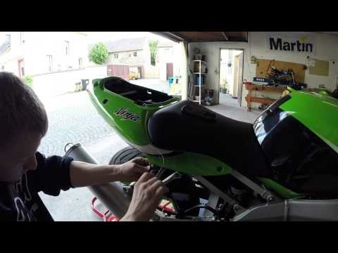 Motorrad Kawasaki ZX636A Soziusfußrasten demontieren Auspuffhalter montieren DIY HowTo Tutorial