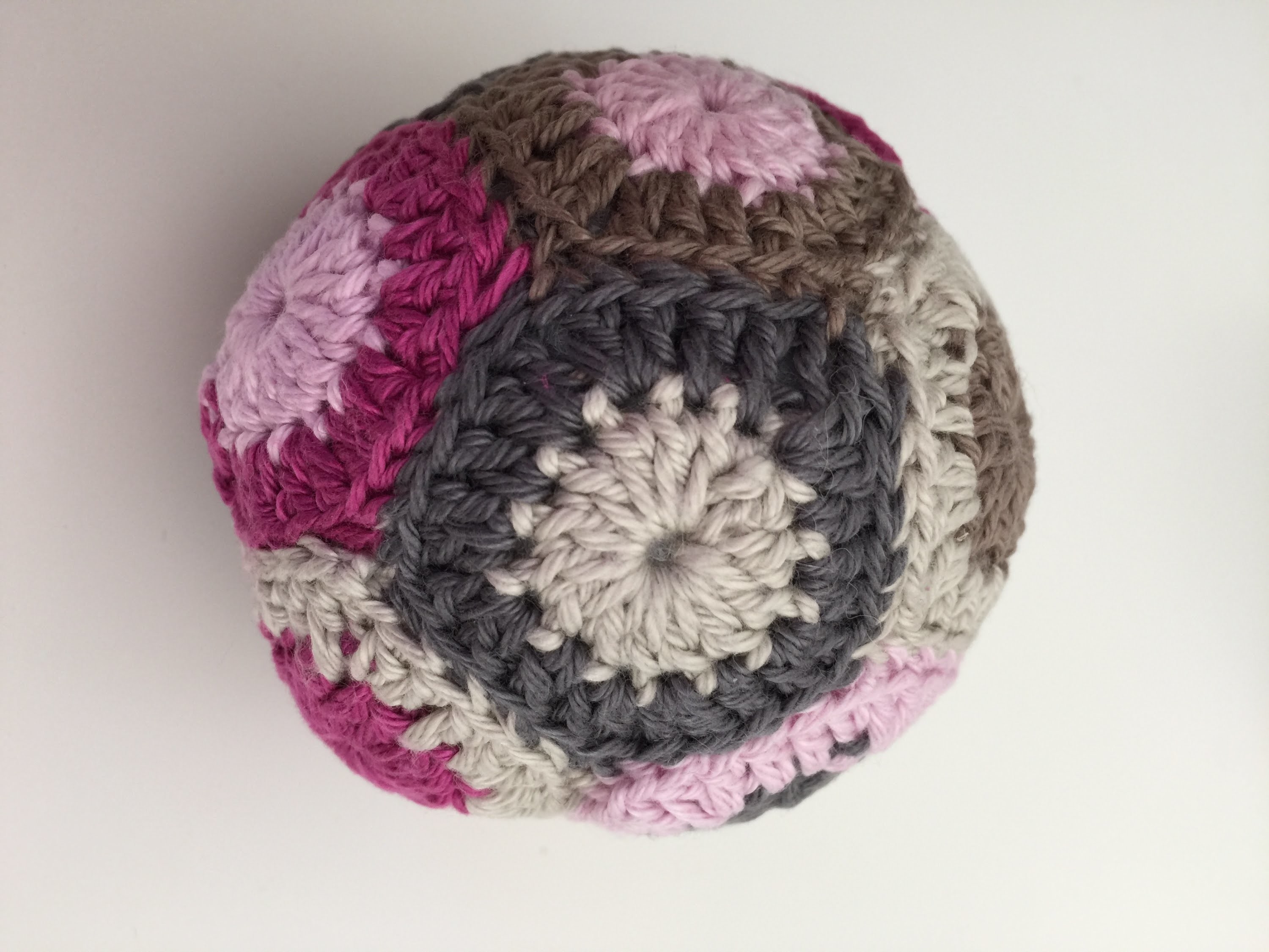 Häkeln. Crochet: Grannys zusammen nähen z.B. bei einem Grannyball