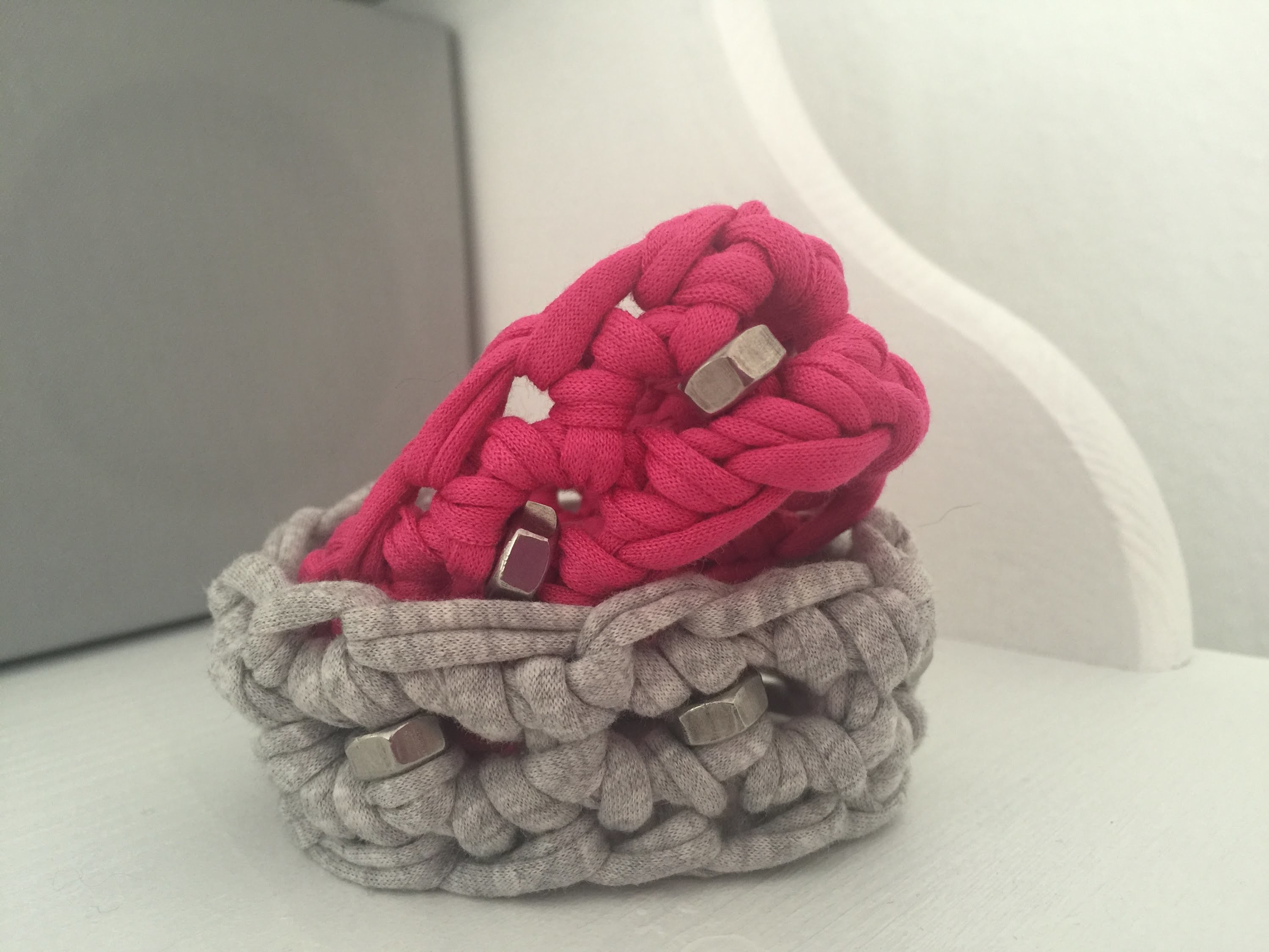 Häkeln: Rockiges Armband aus Textilgarn mit Sechskant-Muttern von Hase aus der Garage