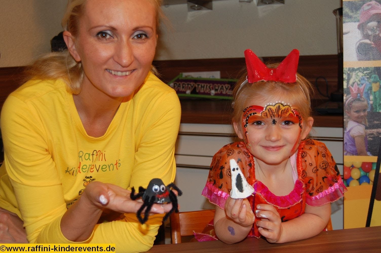 Recycling Basteln mit Kindern Teil 01 - Halloween Spinnen von Raffini Kinderevents
