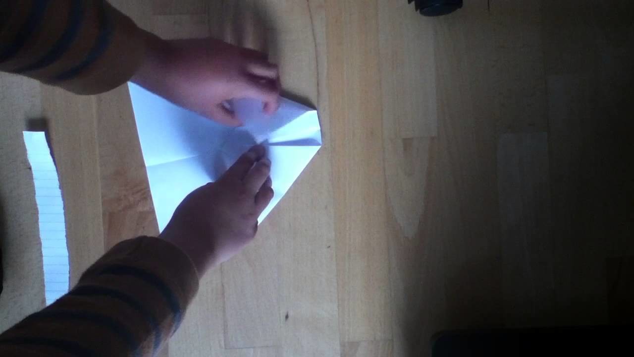 Papierflieger basteln. Flugzeug aus Papier falten