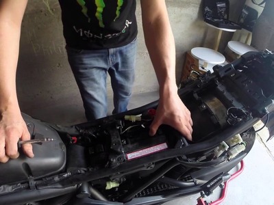 Motorrad Kawasaki ER6N Batterie ausbauen DIY HowTo Tutorial