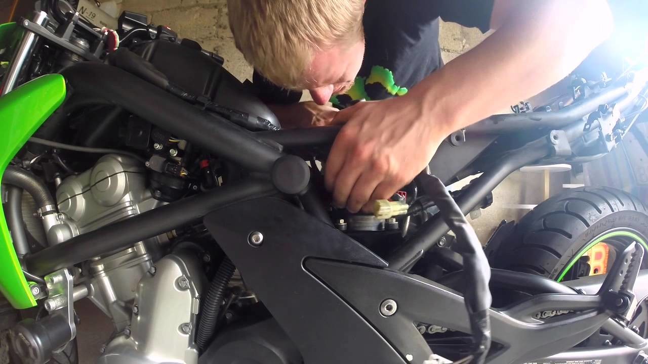 Motorrad Kawasaki ER6N ABS AUSBAU Modul Pumpe Hydroaggregat Druckmodulator DIY HowTo Tutorial