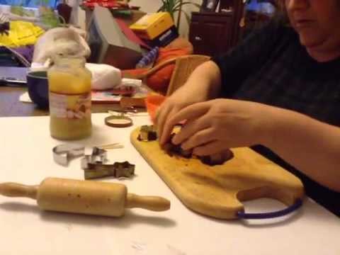 Ausstechformen aus Zimt und Apfelmus basteln