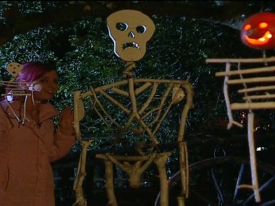 Halloween-Deko mit Kindern basteln: Skelette aus Waldholz