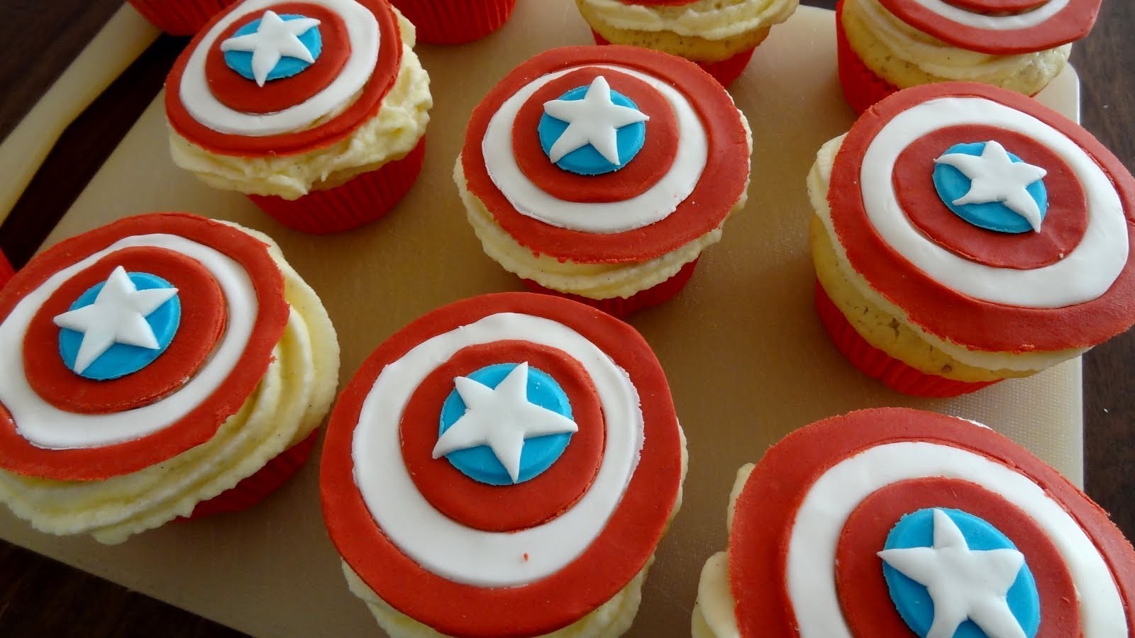 How to make Captain America Cupcakes