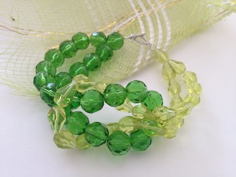Grünes Armband aus grossen Perlen. DIY