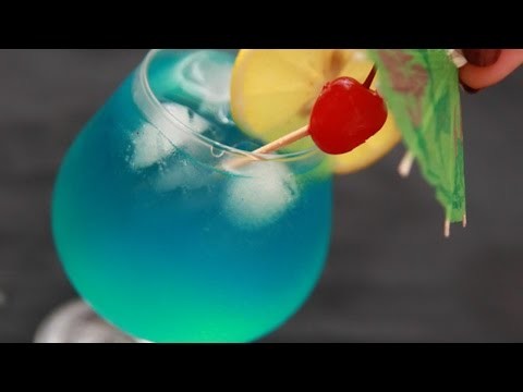 Einen Lecker Blue Hawaiian Cocktail Zubereiten - DIY Essen & Getränke - Guidecentral