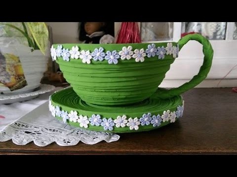 Gerollte Tasse mit Unterteller