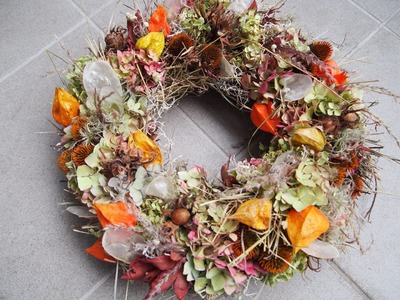 Herbstkranz gebunden mit Heu, Hortensie, Fruchtstände