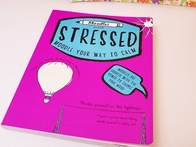 Buchvorstellung "Moodles Presents Stressed" | kreatives Buch gegen Stress | Neues Kritzelbuch