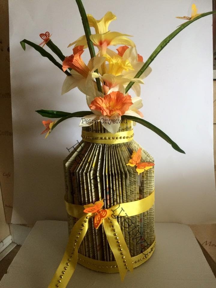 Vase aus einem Buch falten in Milchkannen Form 19 04 2015