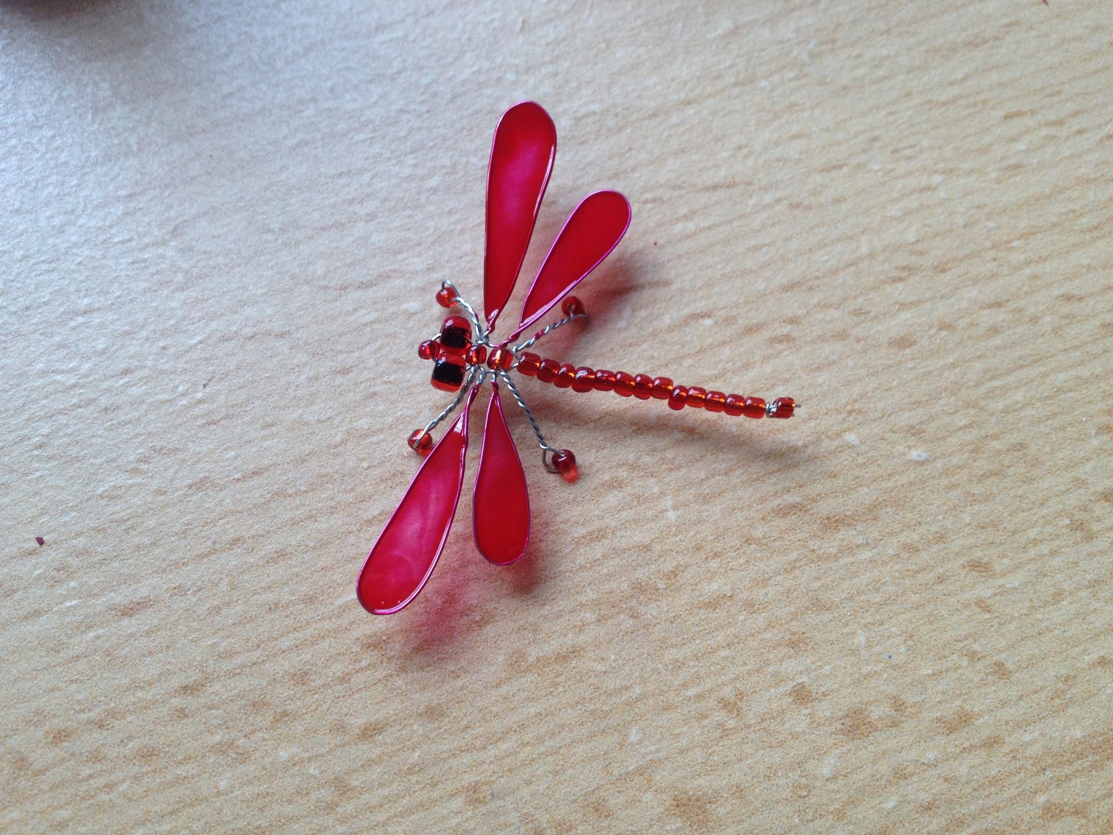 Rote Libelle aus Perlen mit lackierten Flügeln