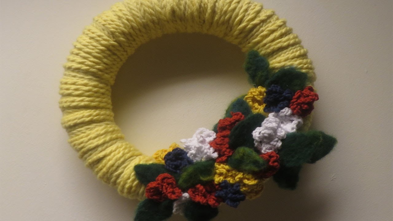 Wandkranz mit Wolle, gehäkelte Blumen, gefilzte Blätter selber basteln ❁ Deko Ideen mit Flora-Shop