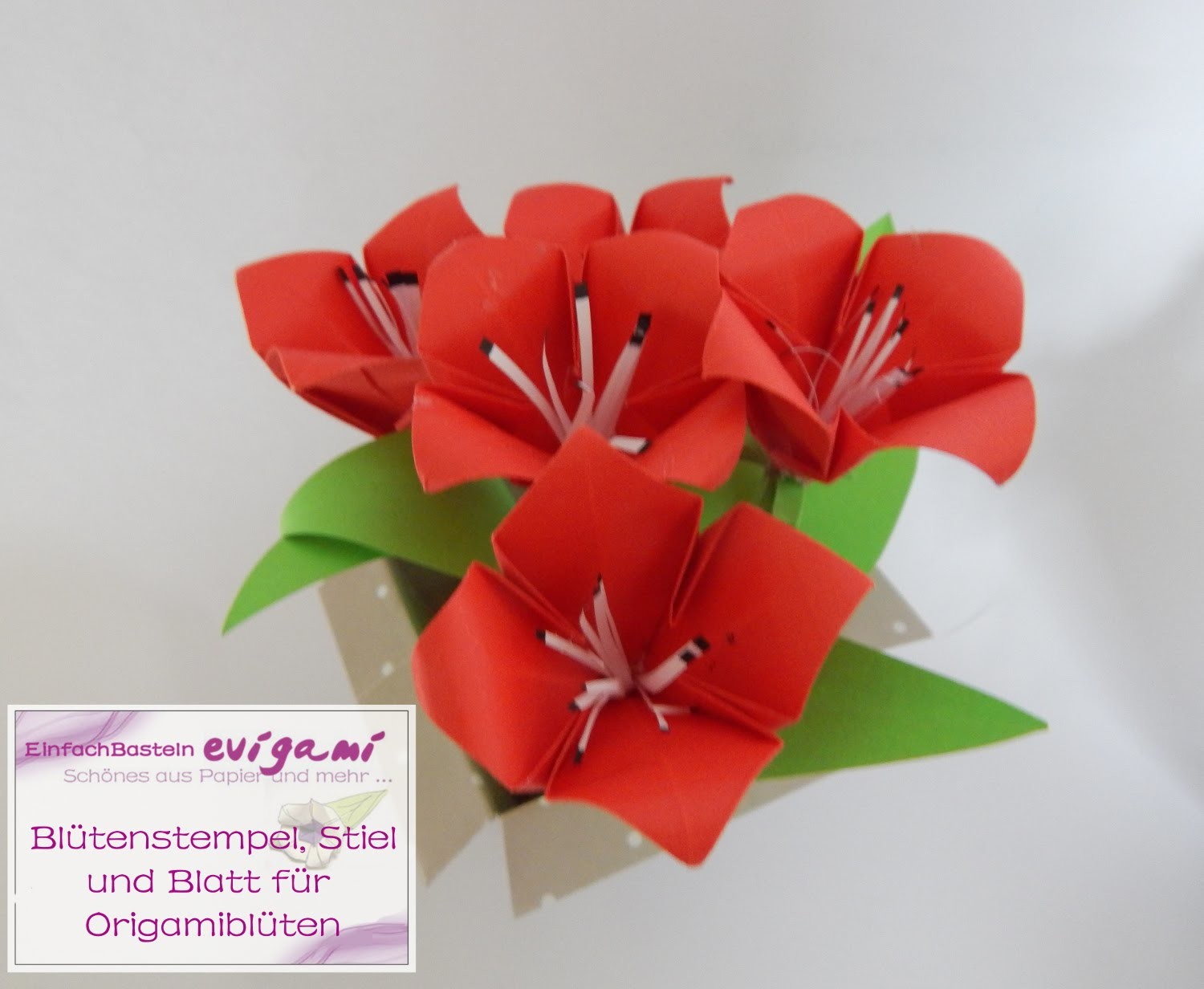 Die Origamiblüte  bekommt  Blütenstempel, Blatt und Stiel aus Papier