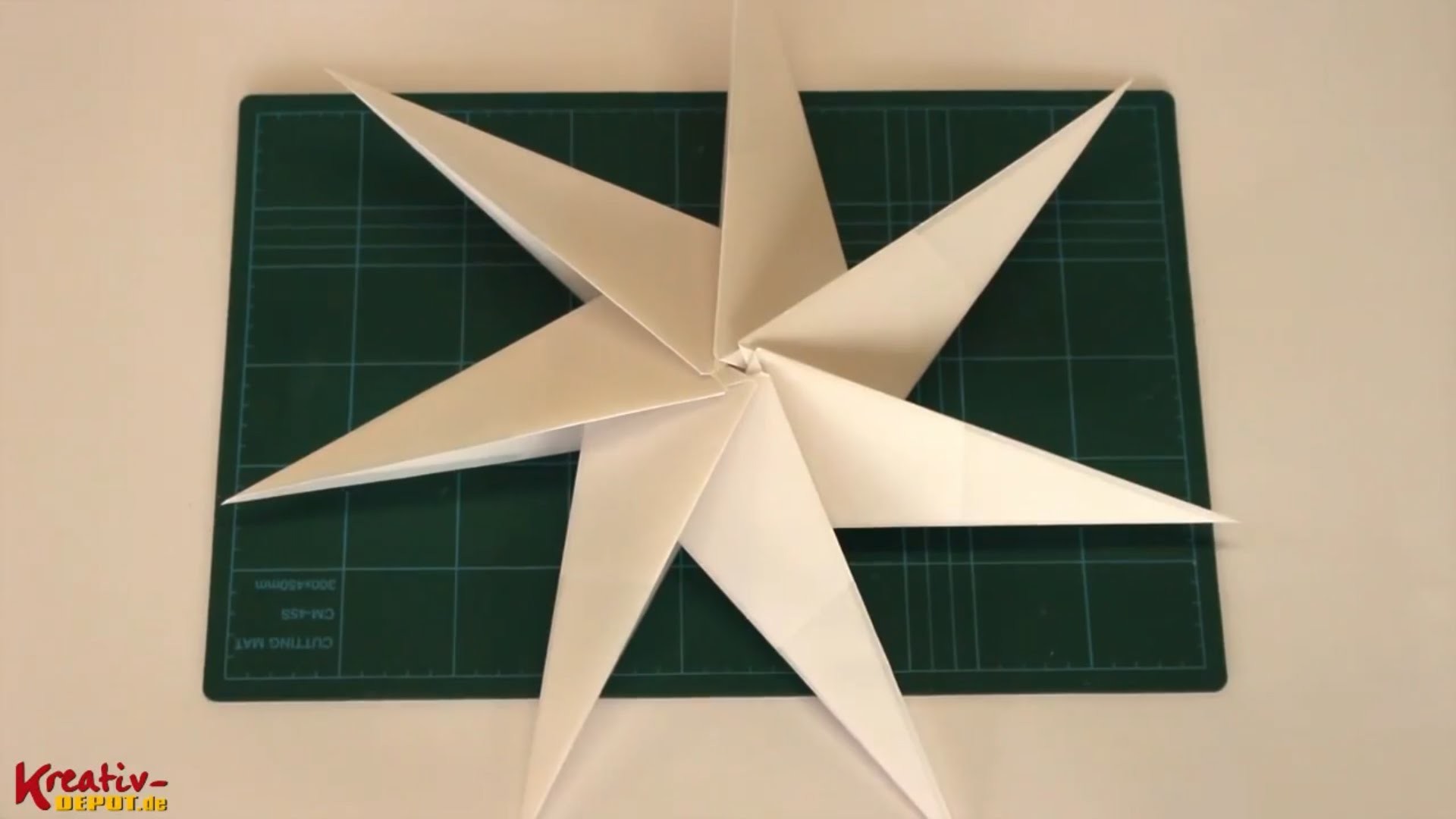 Faltanleitung: Weihnachtlicher 3D Stern aus Bascetta-Stern Faltpapier