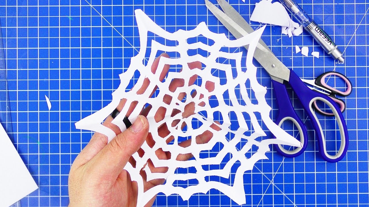 Schneeflocken mit Spinnennetzmuster aus Papier basteln | Weihnachtsdeko selber machen | DIY Kids