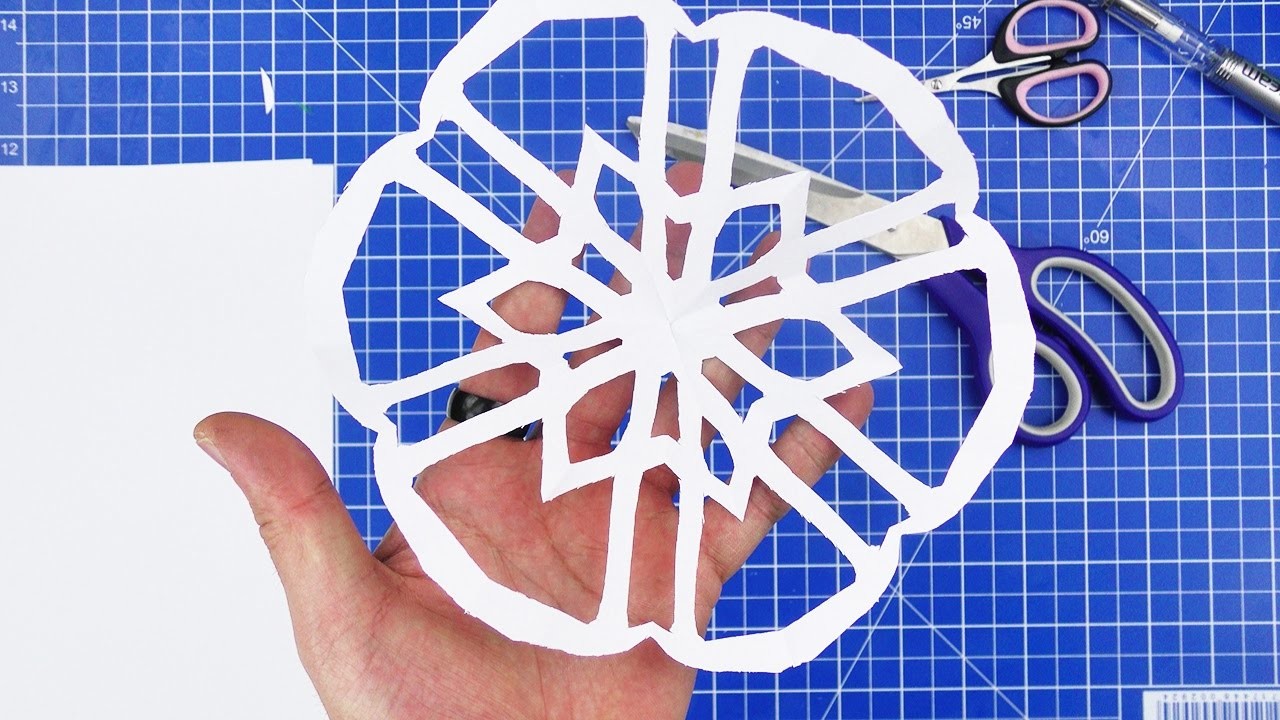 Schneeflocken basteln aus Papier mit Stern | Weihnachtsdeko selber machen aus Papier | DIY Kids Klub