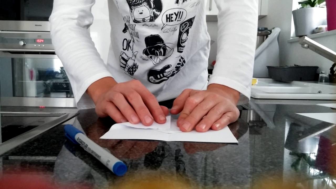 Den Weltrekord Papierflieger selber falten | Johnny Games!