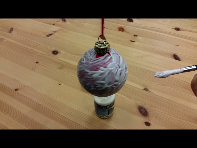 Basteln mit NighTec Leuchtfarbe: Christbaumkugeln