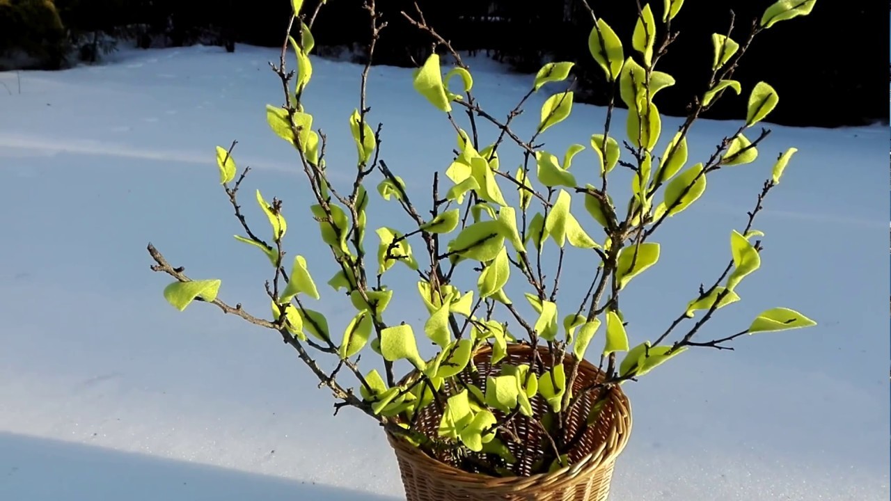 Frühlingszweig basteln aus Zweig und Fleecedecke, Frühlingsdeko DIY