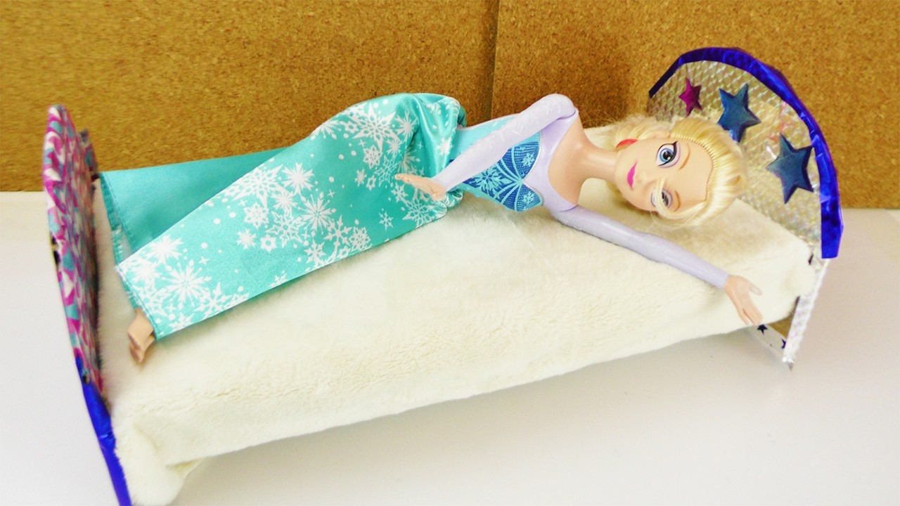 Frozen Eiskönigin bekommt ein neues BETT | Barbie Bett selber machen | DIY Puppenmöbel für Kinder