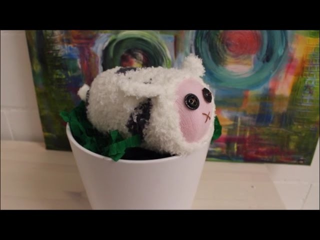 DIY: Baby Schaf aus Socke basteln - Basteln für Kinder. Ostern. Osterdeko selber machen