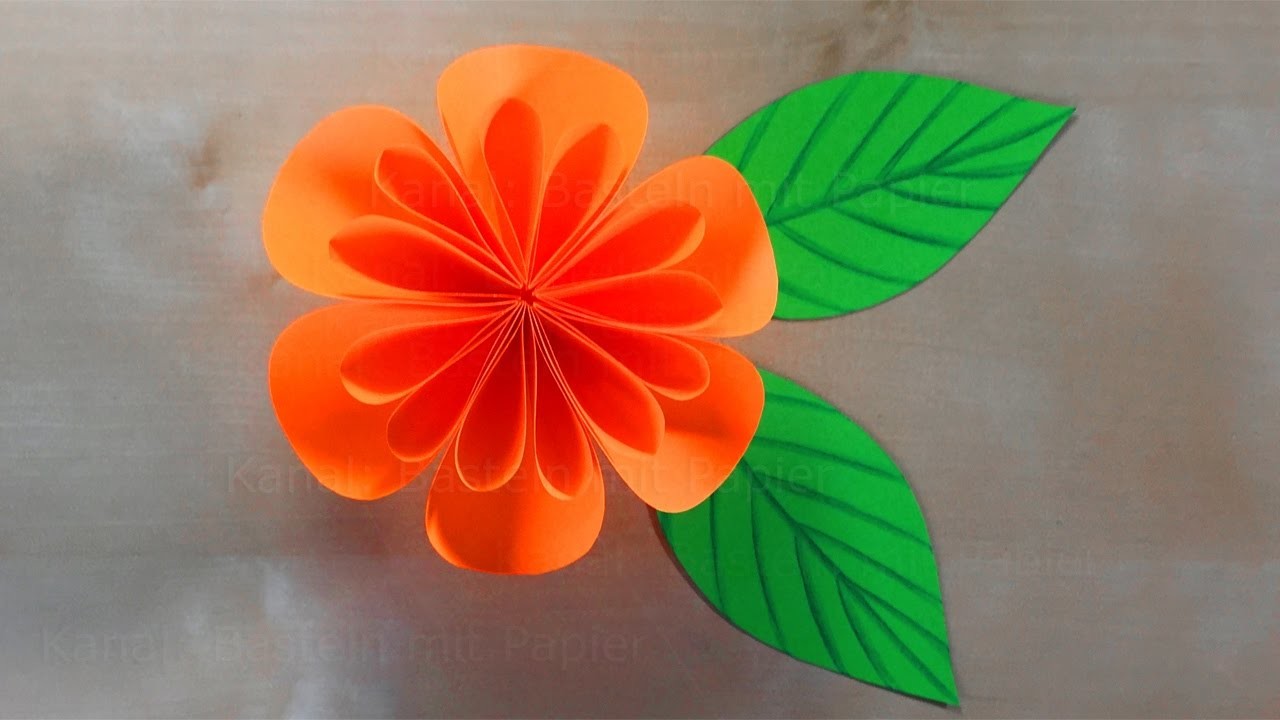 Basteln mit Papier: Blumen falten - Bastelideen: DIY Geschenk selber machen. Basteln mit Kindern