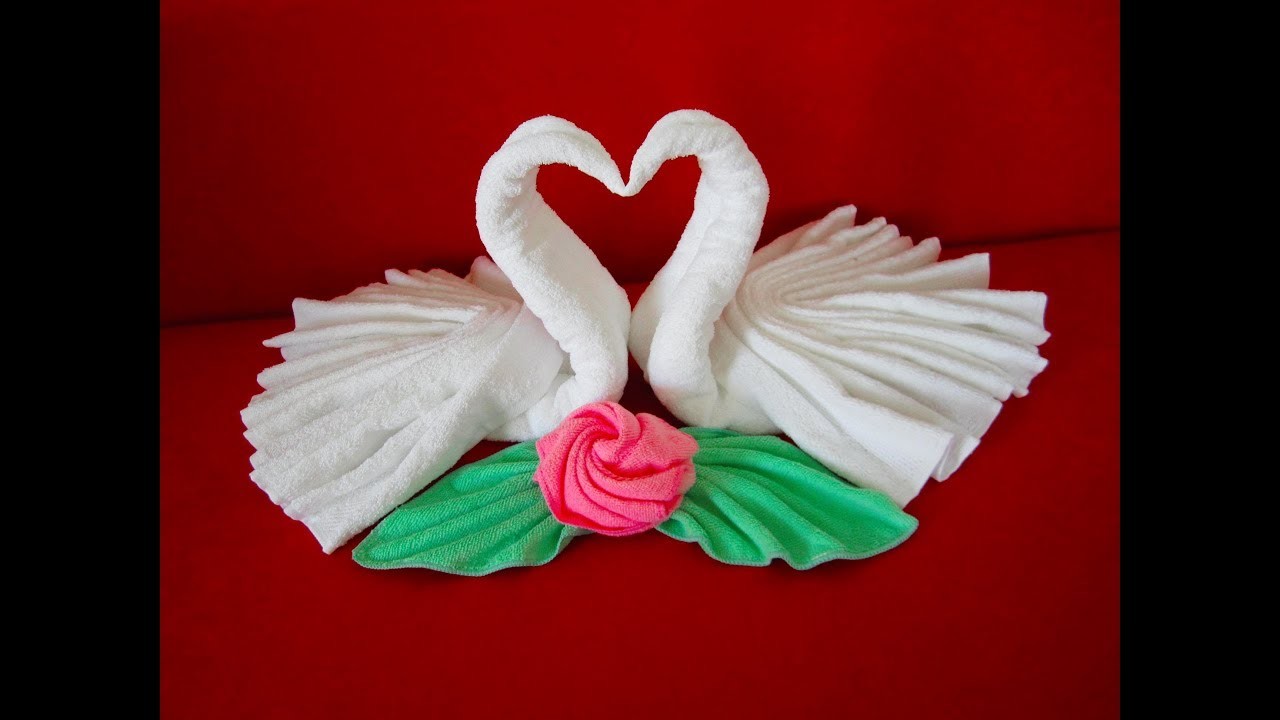 Swans and a rose of towels.Schwäne u.eine Rose aus Handtüchern.