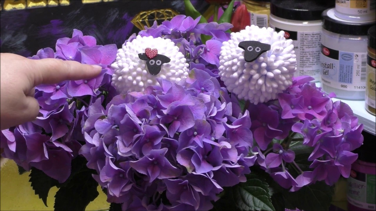 Witzige Blumenstecker -  Schaf aus Wattestäbchen