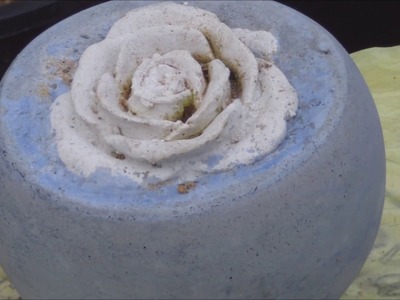 Rose in  Kugel aus Beton