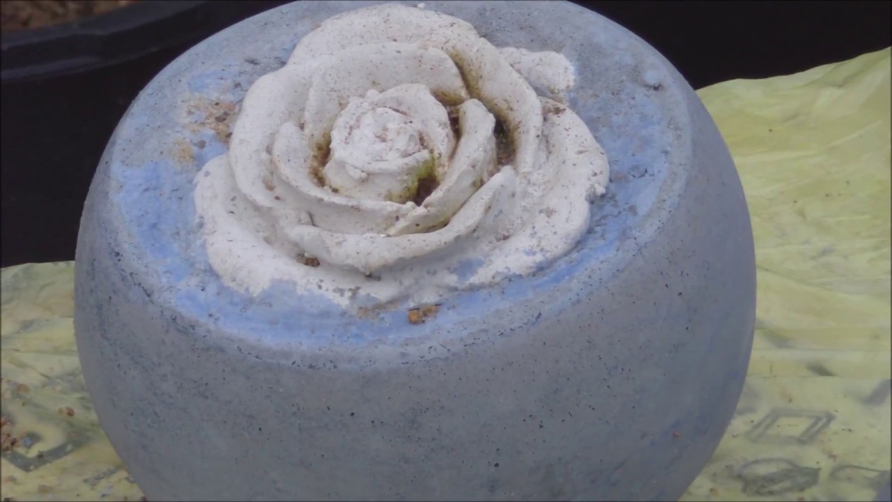 Rose in  Kugel aus Beton