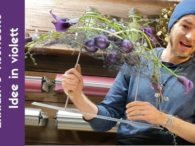 Tischdekoration Weihnachten - Calla Kreation mit Weihnachtsbaumkugeln in violett gemixt - DIY Idee