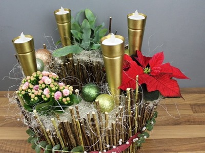 Weihnachtsdeko: Moderner bepflanzter Adventskranz aus Naturmaterialien mit vier Kerzen