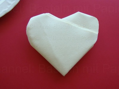 Servietten falten: Herz - Herz basteln zum Valentinstag. Muttertag als einfache Deko oder Geschenk