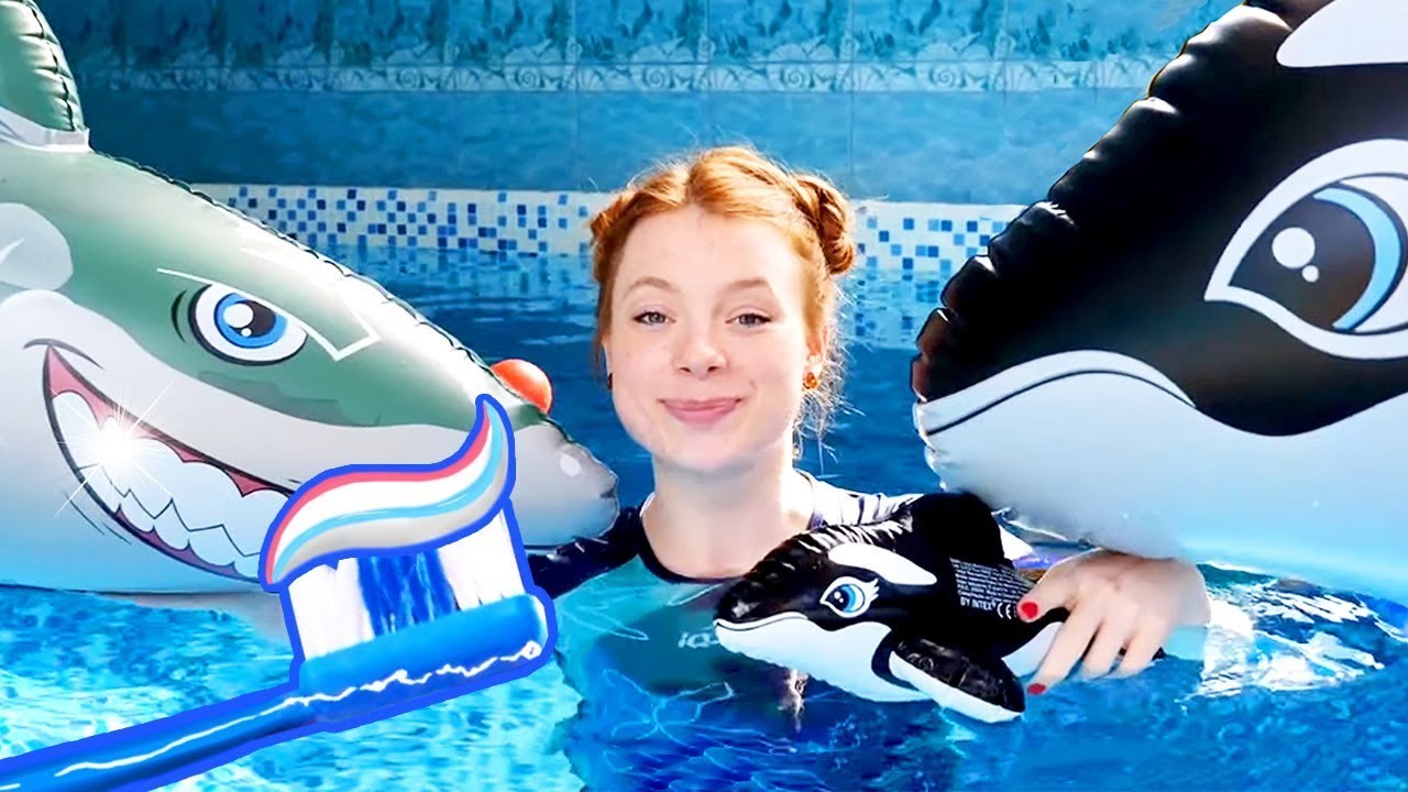Spielzeugvideo mit dem Wal. Papa Hai muss seine Zähne putzen. Wir spielen im Pool.