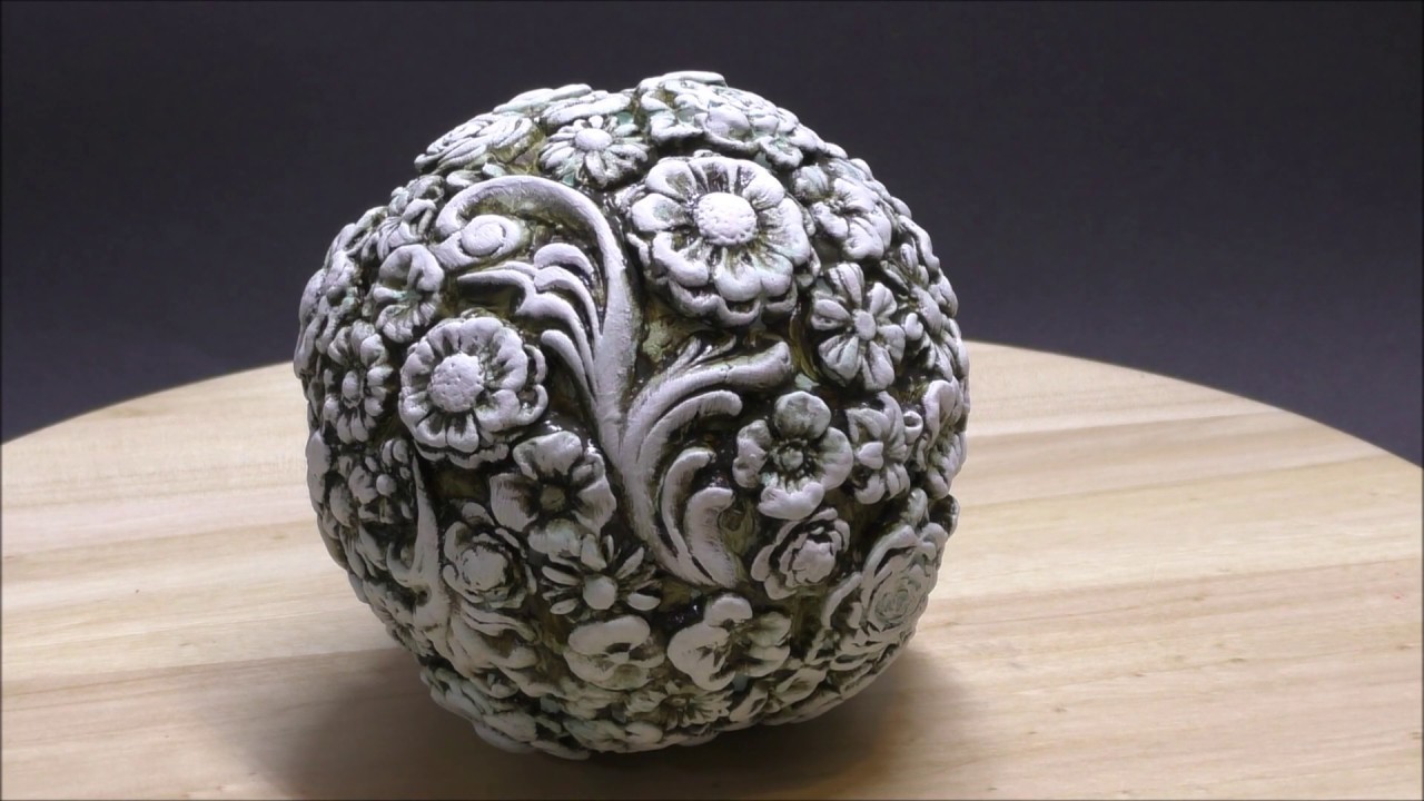 Deko Kugel mit Ornamenten aus  Modelliermasse im Vintage Stil