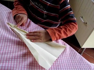 Wie man einen Papierflieger bastelt, folding a paper plane
