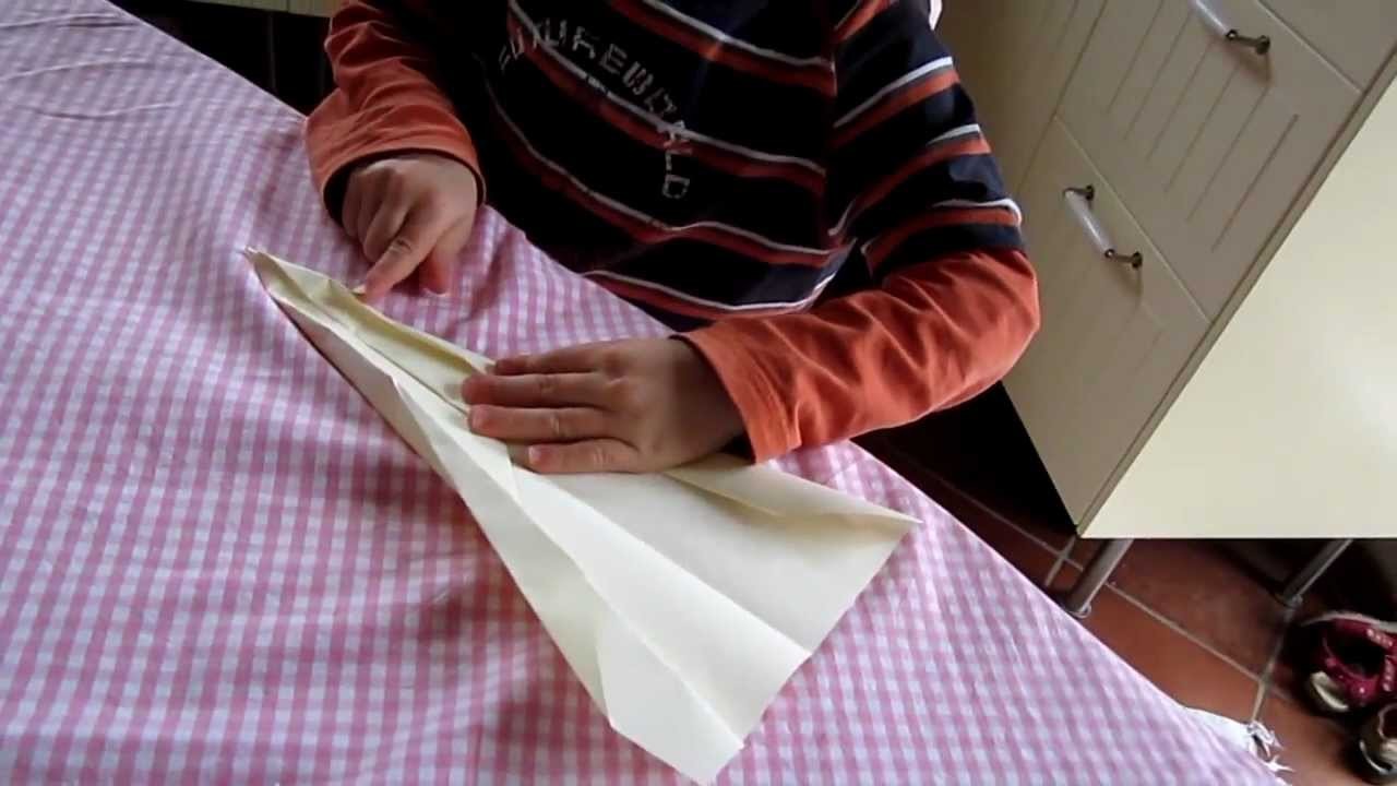 Wie man einen Papierflieger bastelt, folding a paper plane