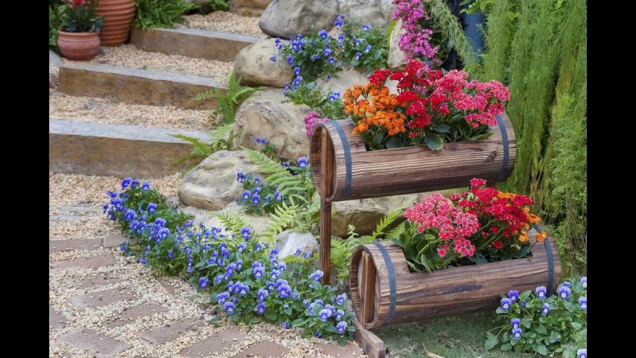 Blumentreppe aus Holz oder Metall als schöne Deko für Haus und Garten